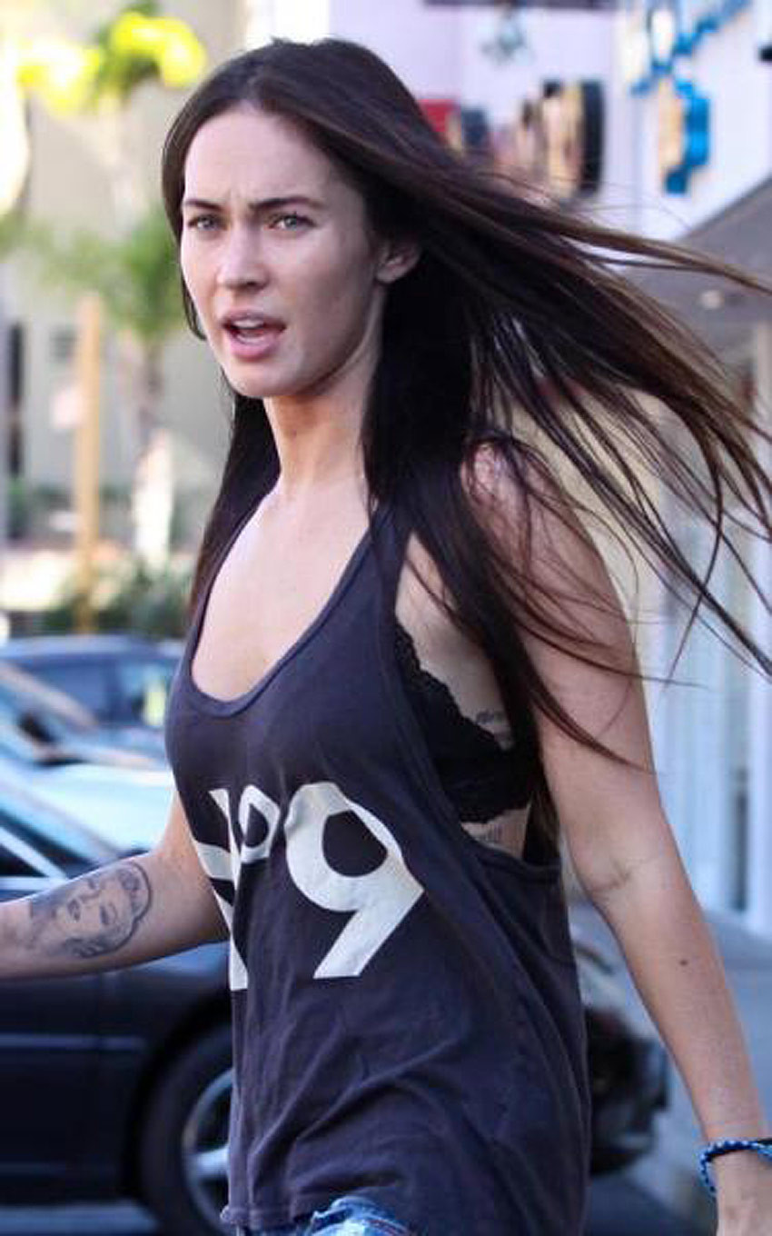Megan fox oben ohne, während sie aus dem Wasser kommt
 #75329887