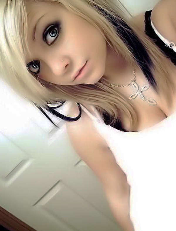 Hermosa rubia selfshooting
 #75706320