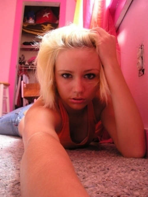 Hermosa rubia selfshooting
 #75706381