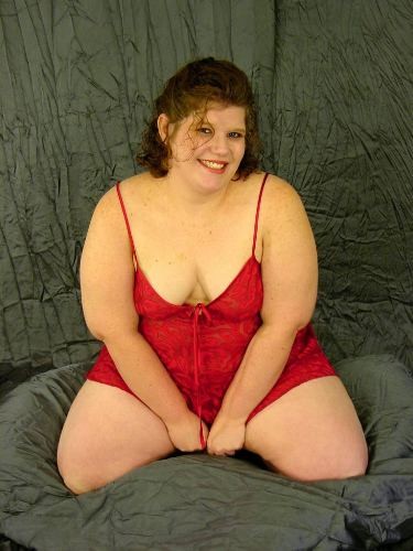 Une femme énorme enlève sa lingerie rouge satinée et pose nue
 #71723823