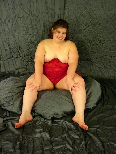 Enorme mujer se quita la lencería roja de raso y posa desnuda
 #71723859