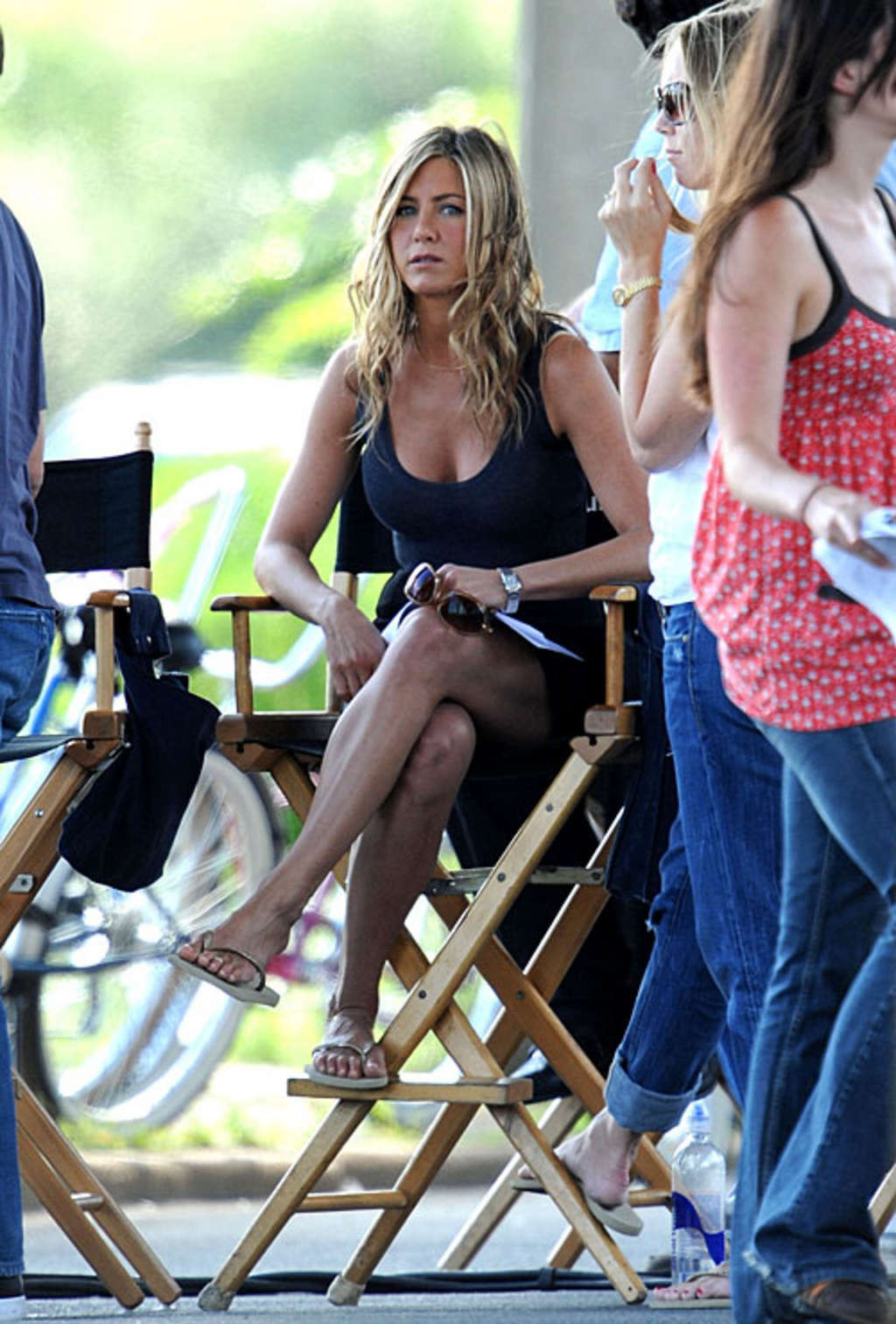 Jennifer Aniston nearly upskirt and exposing her immense knockers and nice legs