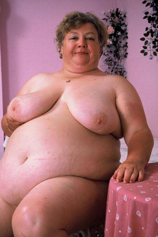 Bbw abuelita regordeta mostrando su enorme estómago y grandes tetas
 #75568894