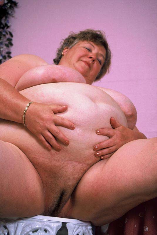 Bbw mollige Oma zeigt ihren riesigen Bauch und große Titten
 #75568916