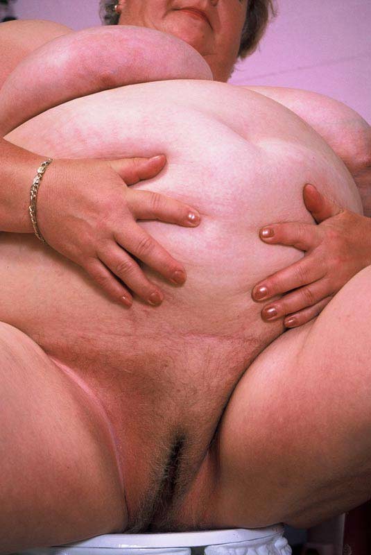 Bbw chubby granny che mostra il suo stomaco enorme e grandi tette
 #75568926