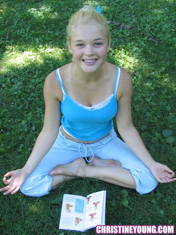 Une jolie jeune blonde, Christine Young, pose dans un parc.
 #67769880