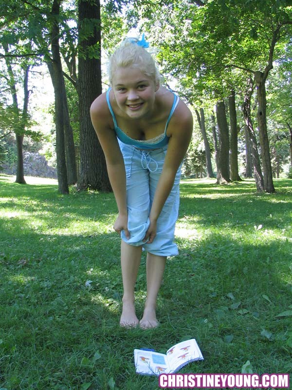 Bella ragazza giovane bionda Christine Young in posa in un parco
 #67769931