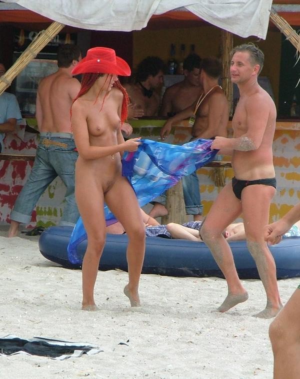 Une jeune femme aux gros seins n'hésite pas à poser nue sur la plage.
 #72254069