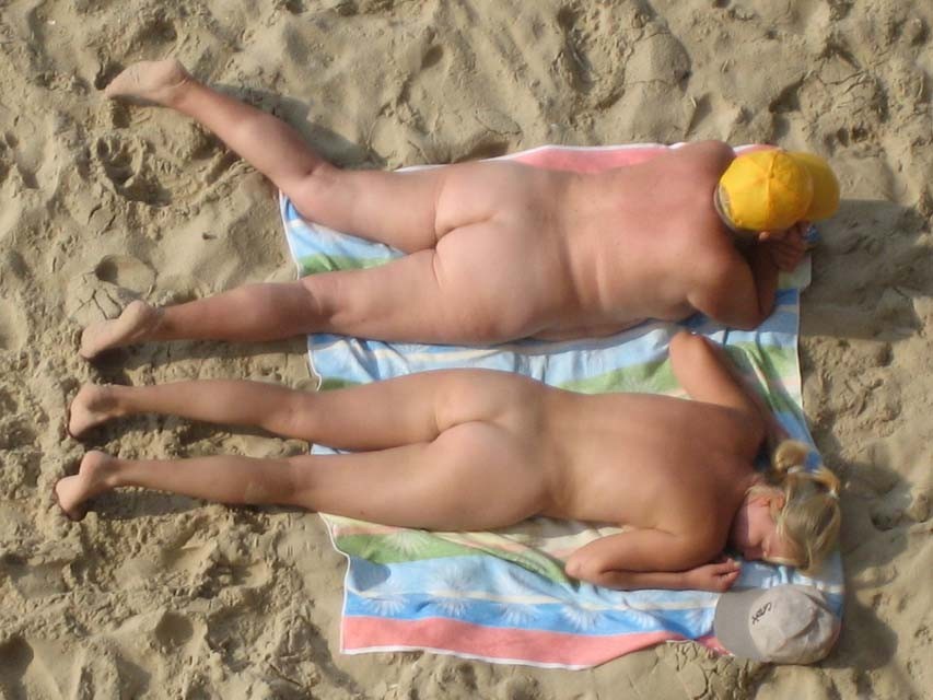 Ragazza affamata di cazzo che spompina il suo uomo sulla spiaggia
 #72252550