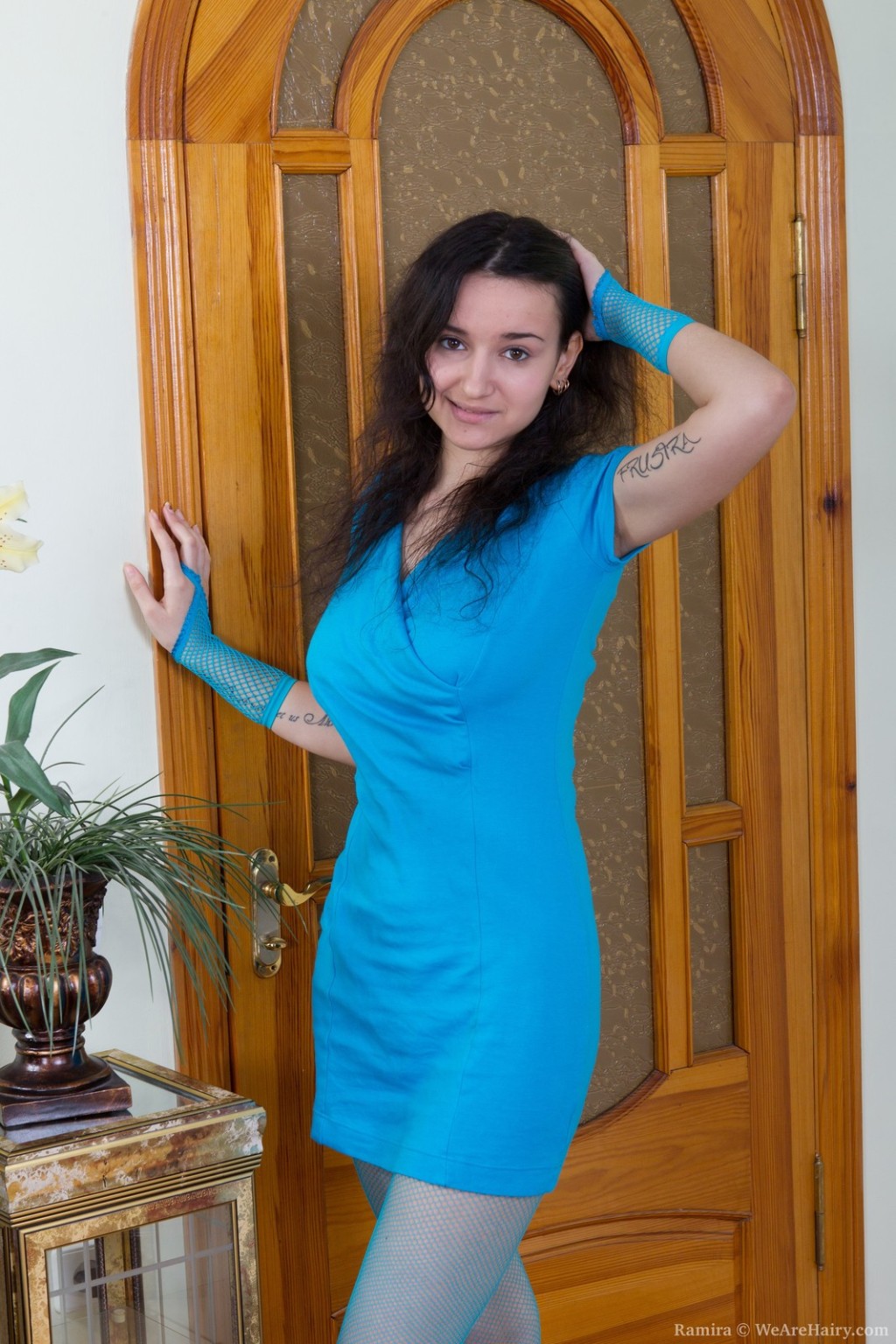 Valcorie disfruta mirando su cuerpo peludo
 #78932802