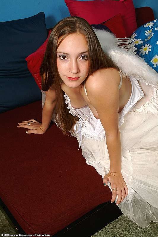 Ángel con tetas alegres dedos a sí misma
 #78965203