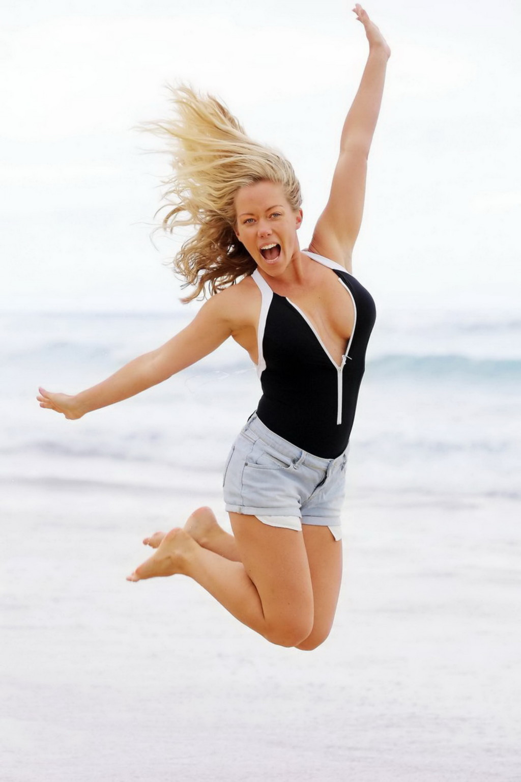 Kendra wilkinson en buste portant un maillot de bain noir moulant à la plage du Queensland
 #75180578