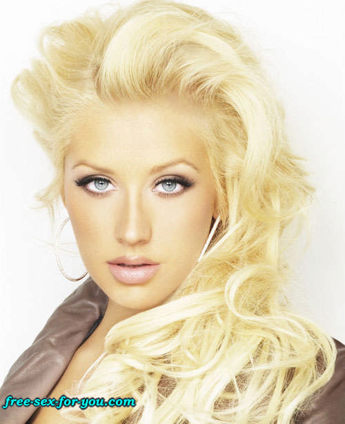 Christina Aguilera che mostra le sue tette e culo e posa nuda
 #75420257
