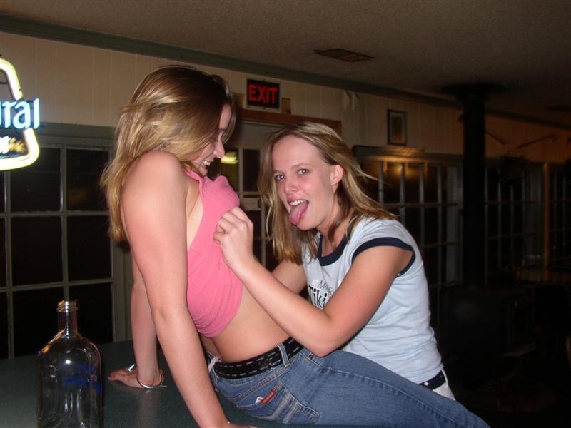 Fotos de lesbianas traviesas jugando con la cámara
 #68209072