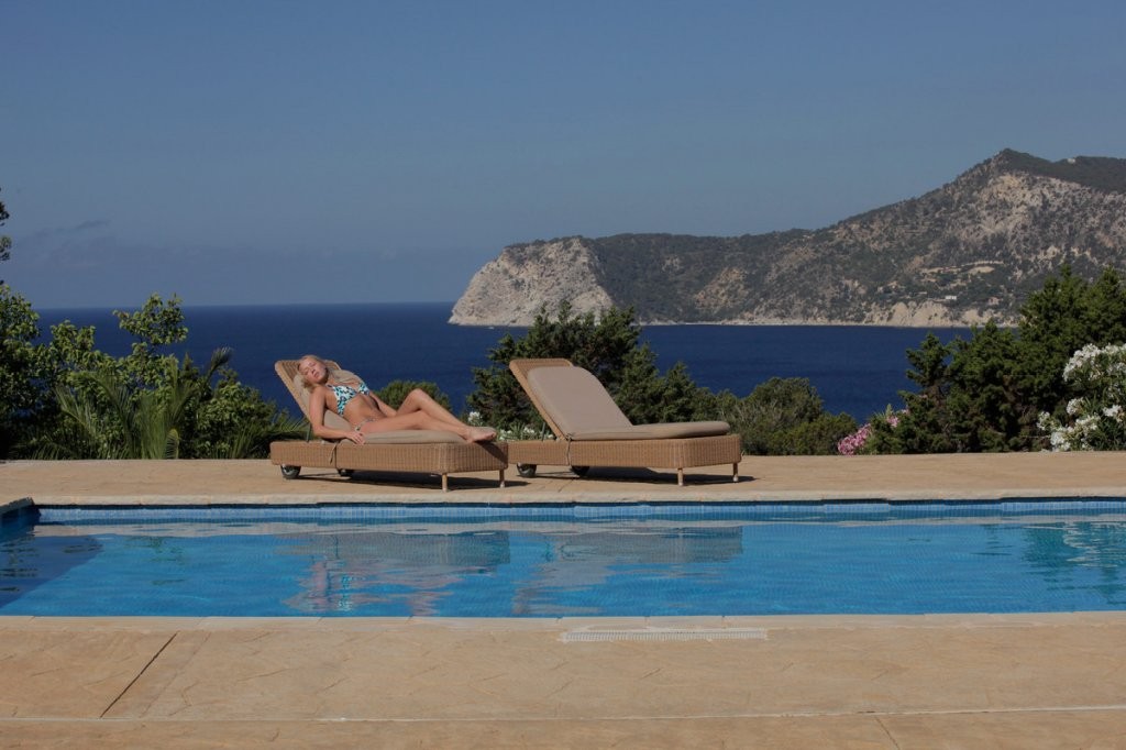 Un superbe modèle blond se fait enculer au bord de la piscine à Ibiza.
 #68893326
