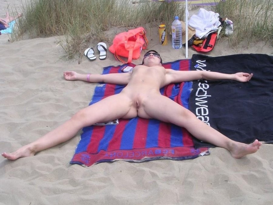 Nudist teen nicht schüchtern über posieren nackt am Strand
 #72256117