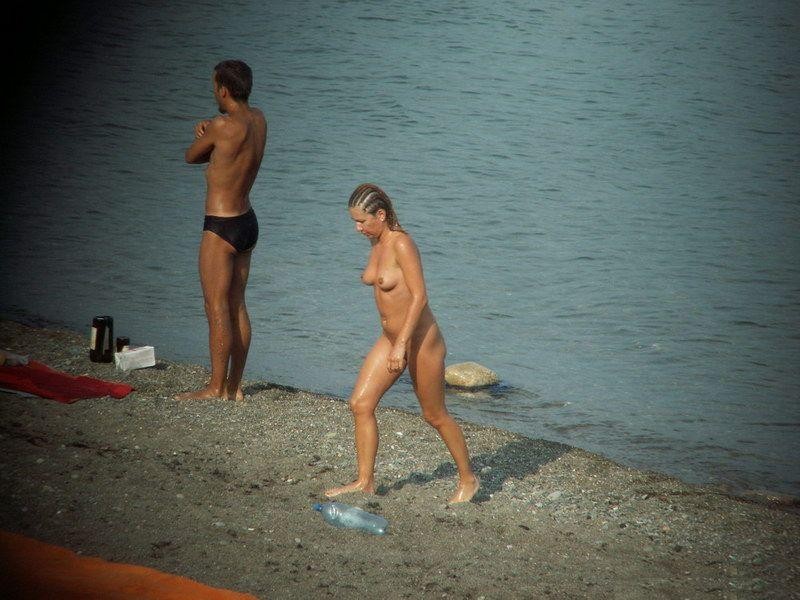 Une jeune nudiste n'hésite pas à poser nue sur la plage.
 #72256123