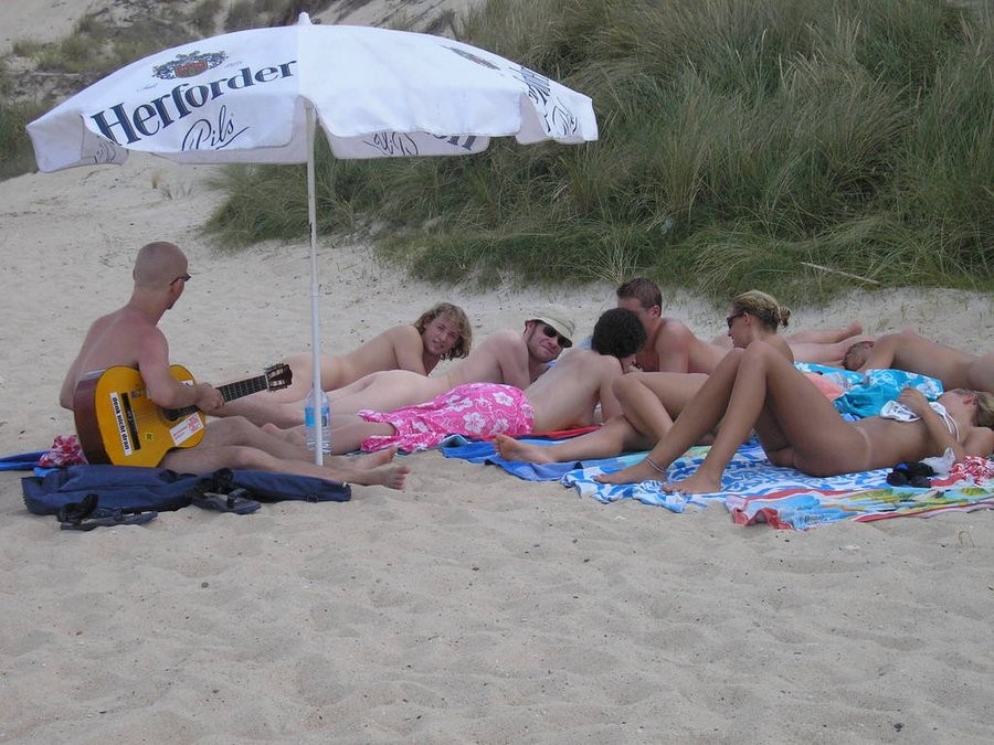 Une jeune nudiste n'hésite pas à poser nue sur la plage.
 #72256181