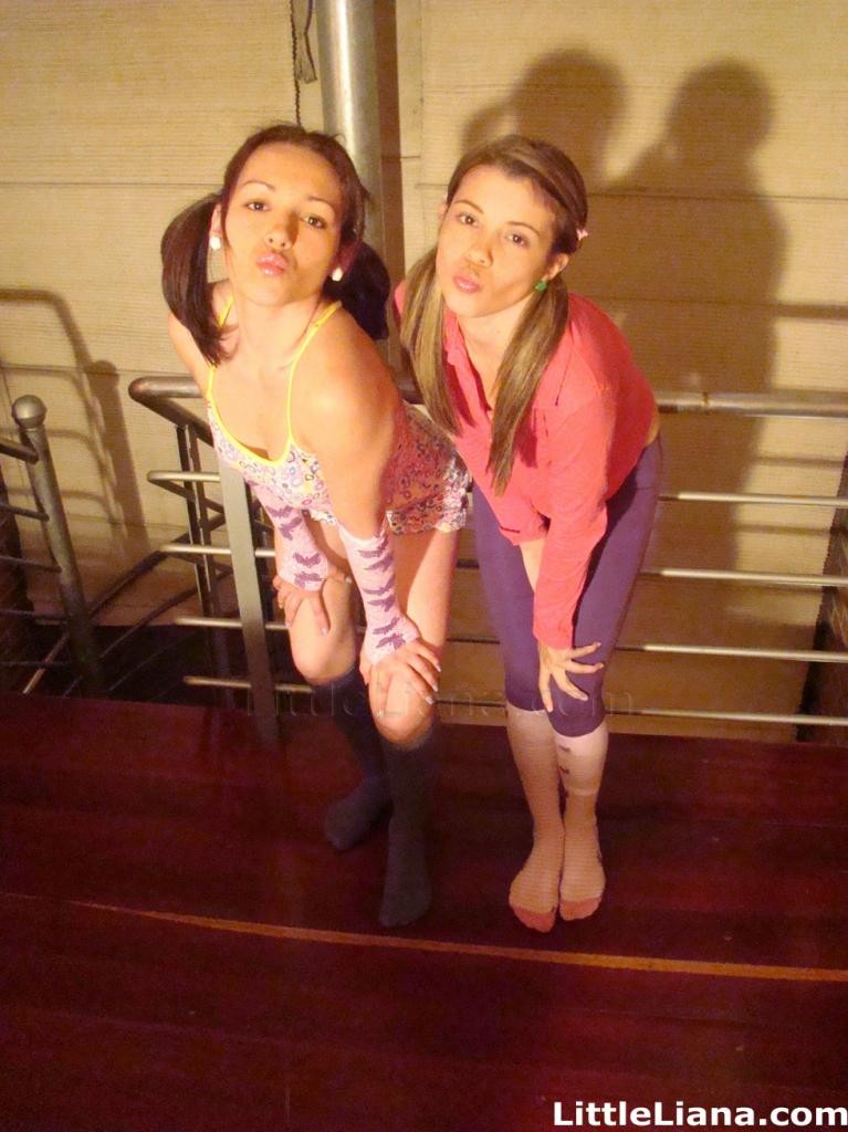 Dos amigas jóvenes en una cama divirtiéndose juntas
 #79019294