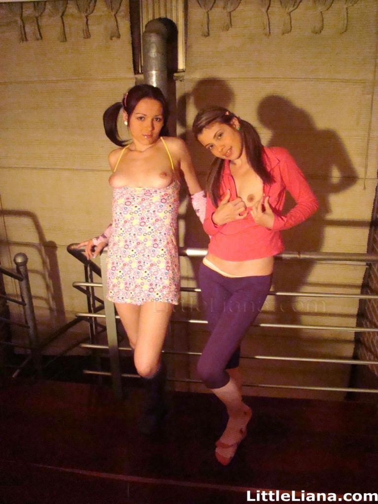 Dos amigas jóvenes en una cama divirtiéndose juntas
 #79019305