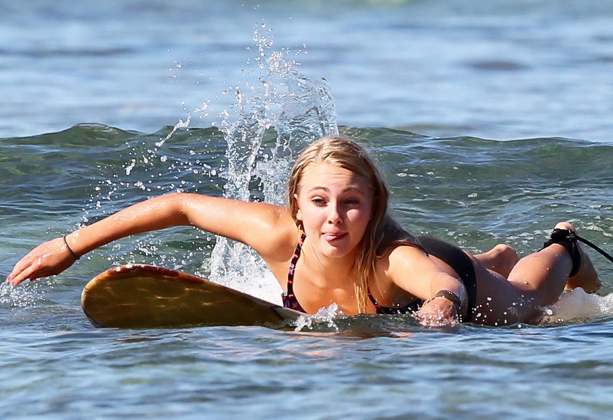 Annasophia robb en bikini surfant sur une plage hawaïenne
 #75296898