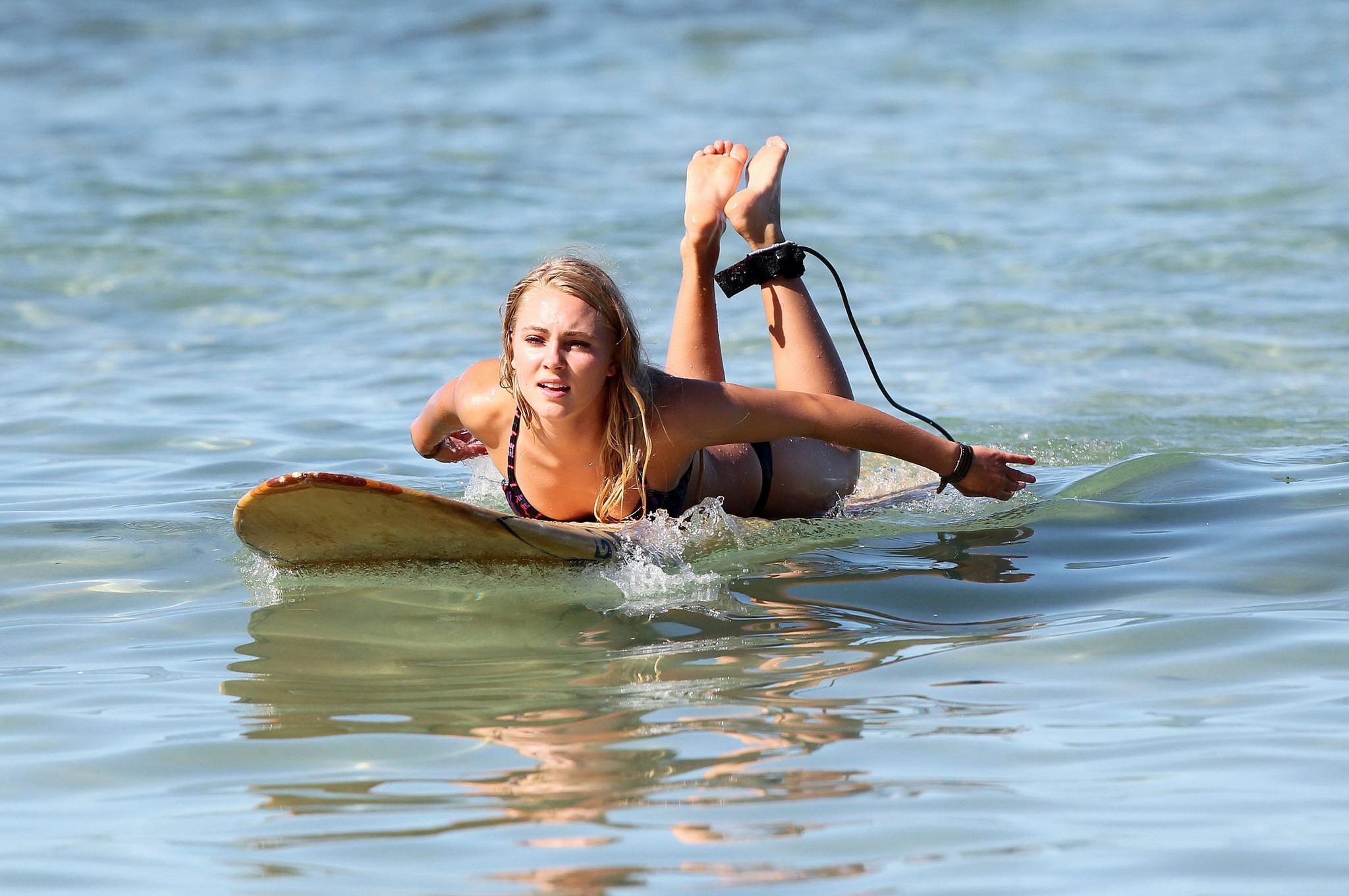 Annasophia robb en bikini surfeando en una playa hawaiana
 #75296912