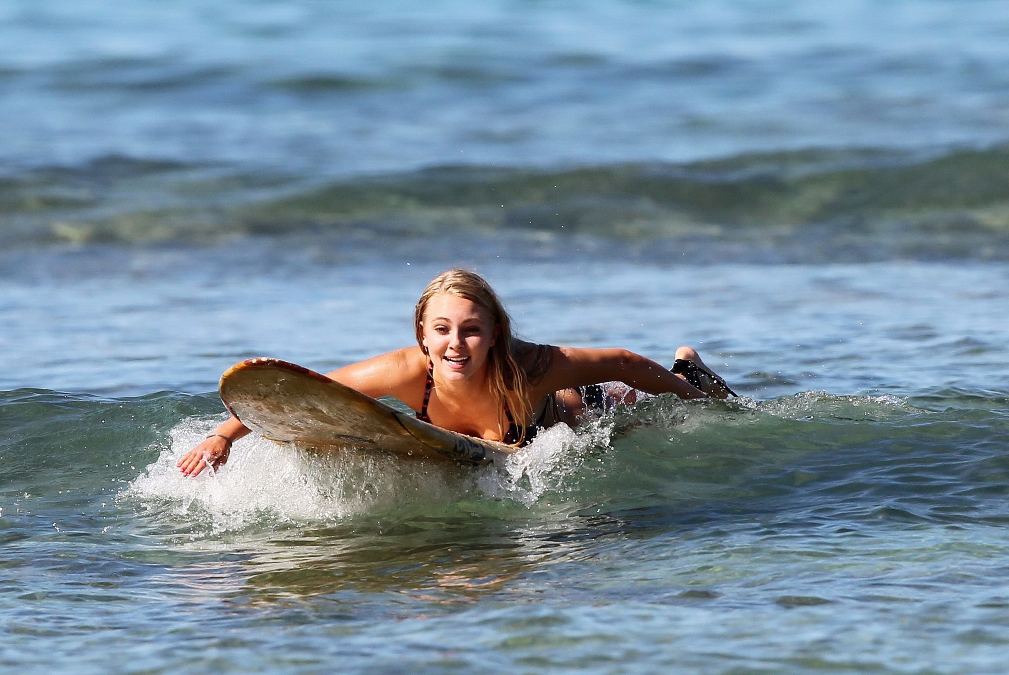 Annasophia robb en bikini surfant sur une plage hawaïenne
 #75296917