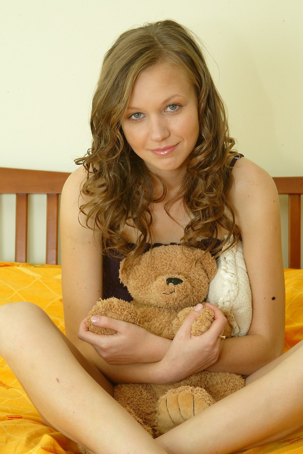 Süßer ukrainischer Teenager posiert auf ihrem Bett
 #68418244