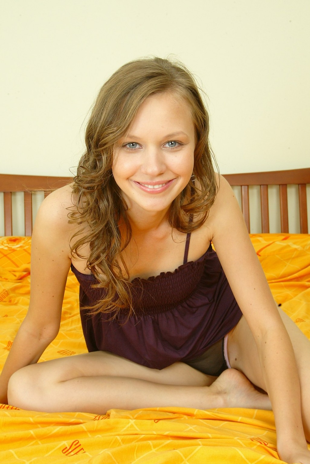ベッドの上でポーズをとるウクライナのかわいい女の子
 #68418351