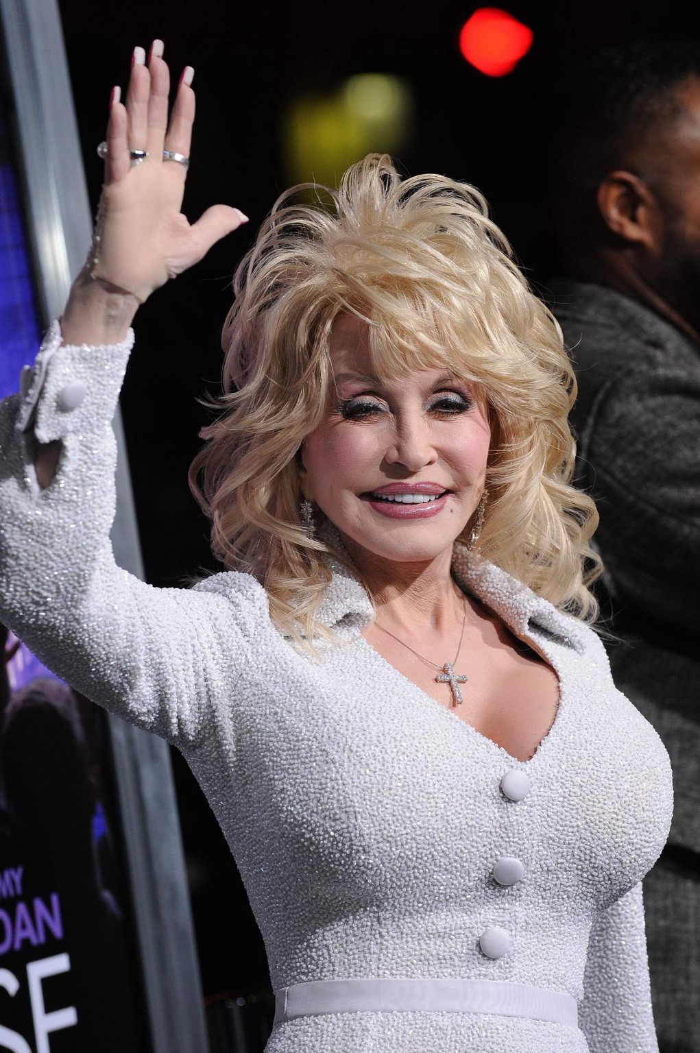 Dolly Parton busty indossando stretto abito bianco alla premiere 'rumore gioioso' in l
 #75276500