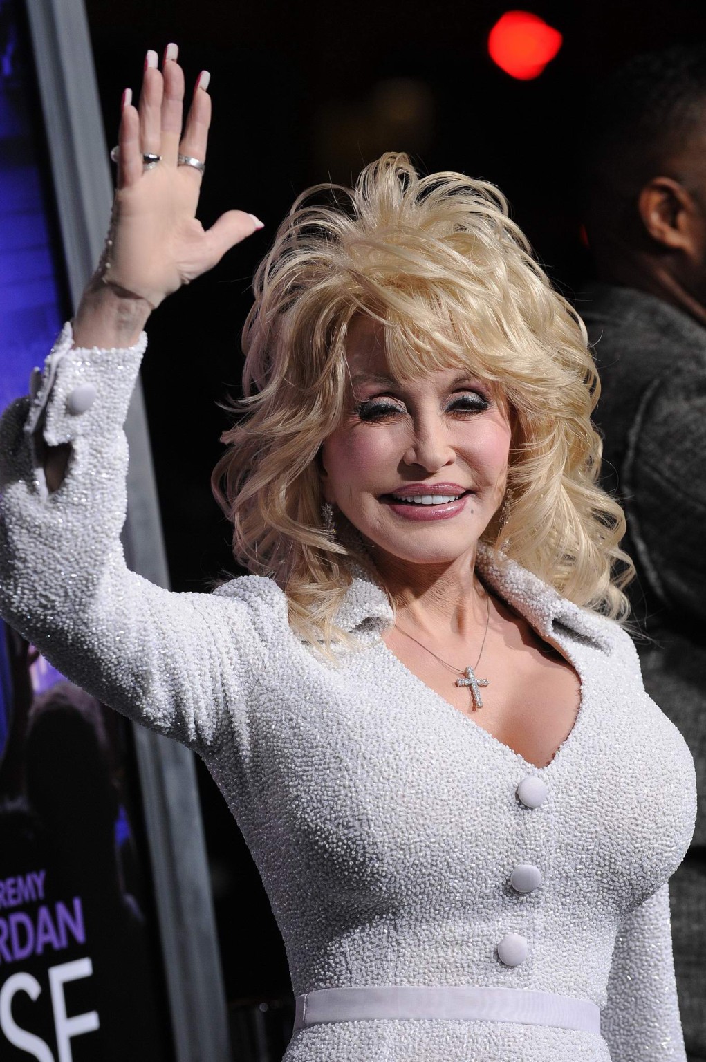 Dolly Parton busty indossando stretto abito bianco alla premiere 'rumore gioioso' in l
 #75276510