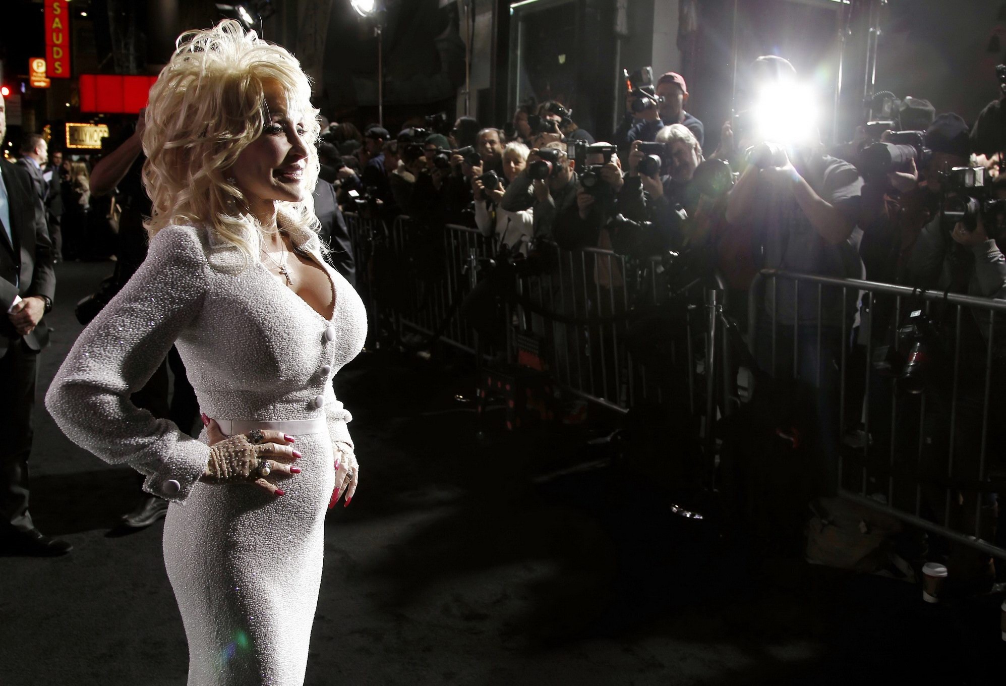 Dolly Parton busty indossando stretto abito bianco alla premiere 'rumore gioioso' in l
 #75276567
