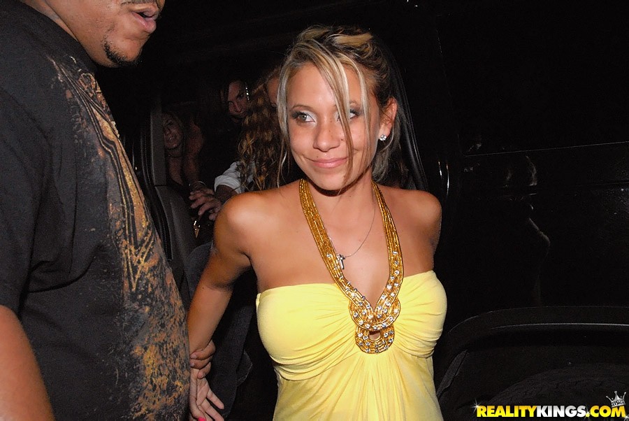 Caliente rubia y sexy morena hacer dos dudes en la sección vip caliente rubia con enorme como
 #74386006