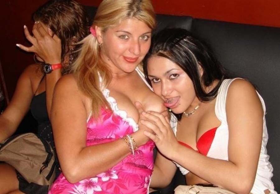 Conjunto de fotos de lesbianas amateurs cachondas lamiendo las tetas de sus amantes
 #67331347