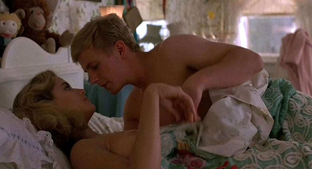 Kelly preston dévoile ses seins et ses fesses dans des photos de films nus
 #75343153