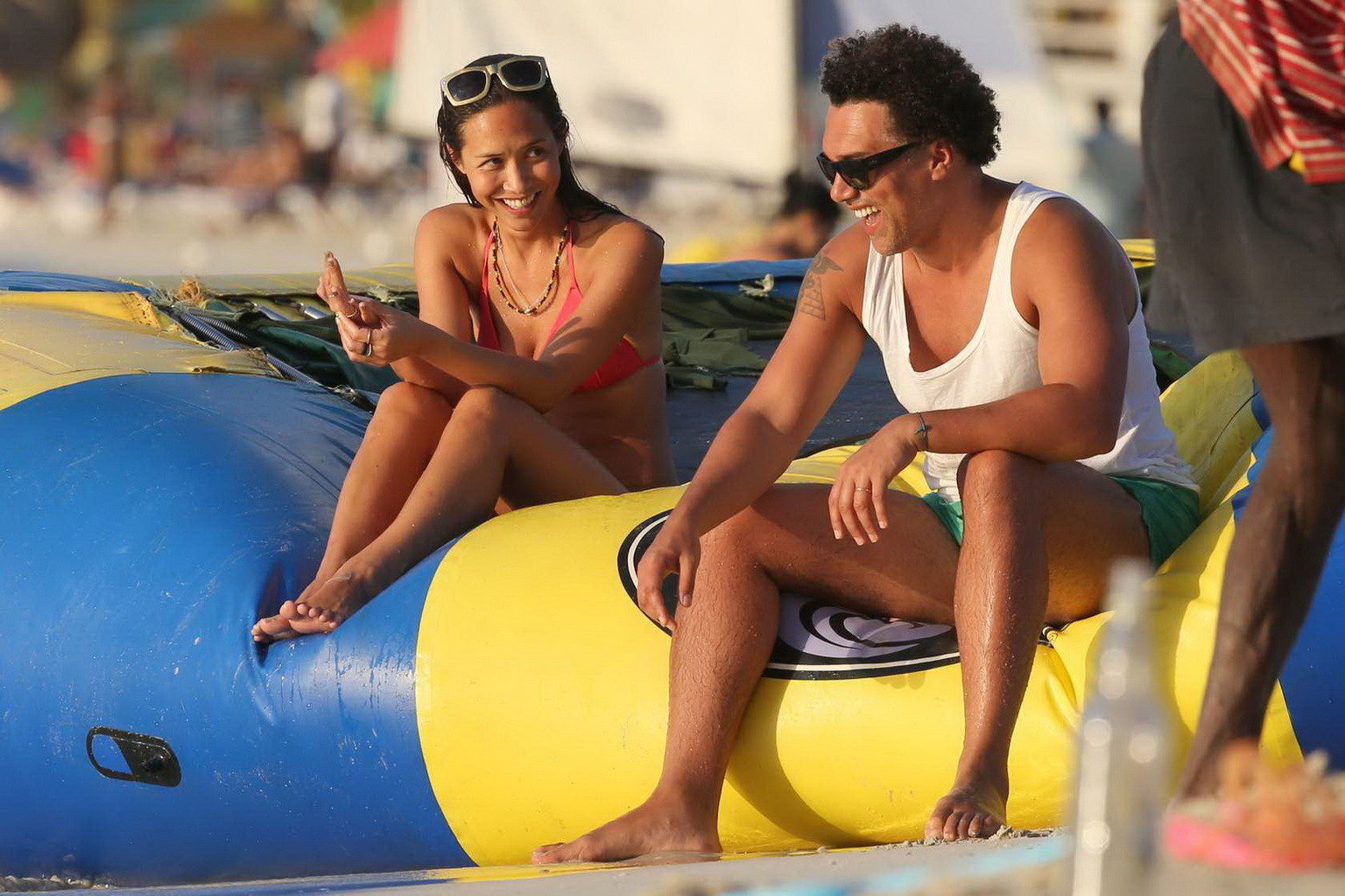 Myleene klass ostentando il suo corpo caldo in piccolo bikini rosso in una spiaggia in barbados
 #75243132