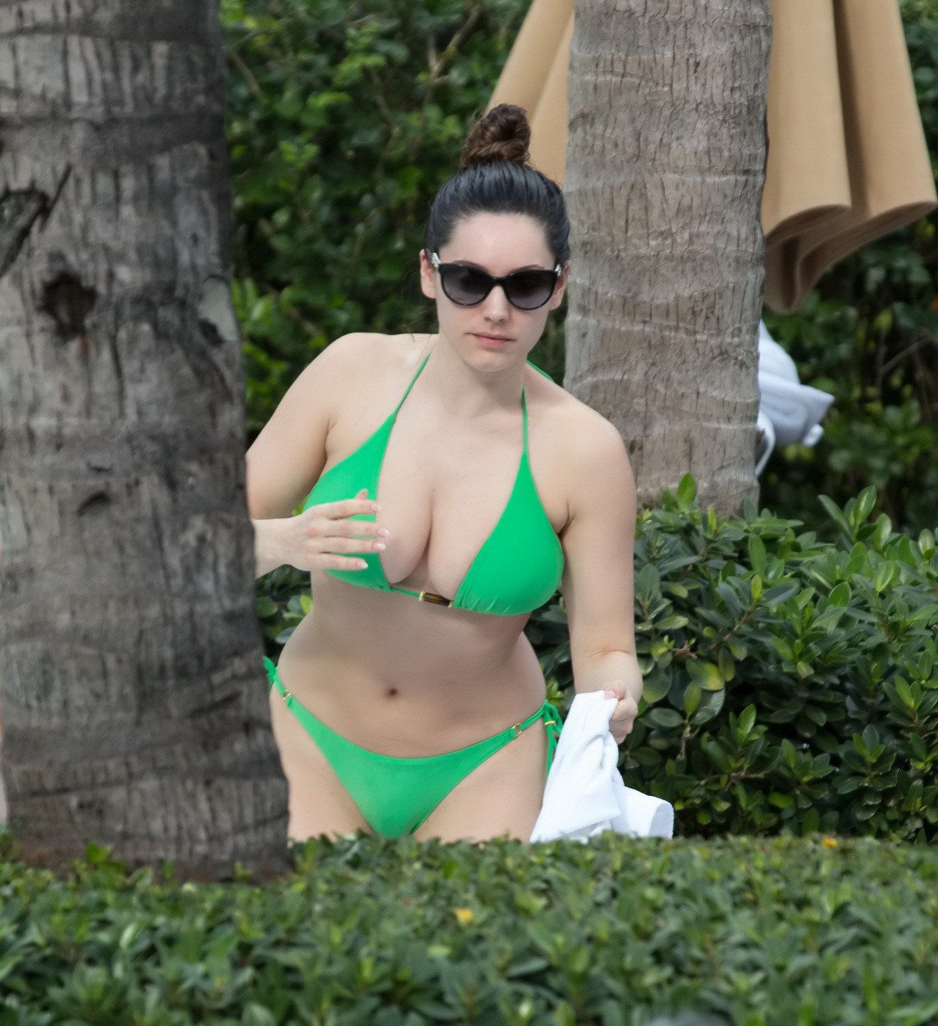 Kelly brook muestra su cuerpo con curvas luciendo un escaso bikini verde junto a la piscina en mia
 #75242311