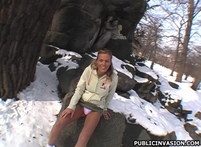 凍った岩の上で脚とマンコを広げるブロンド女
 #70638436
