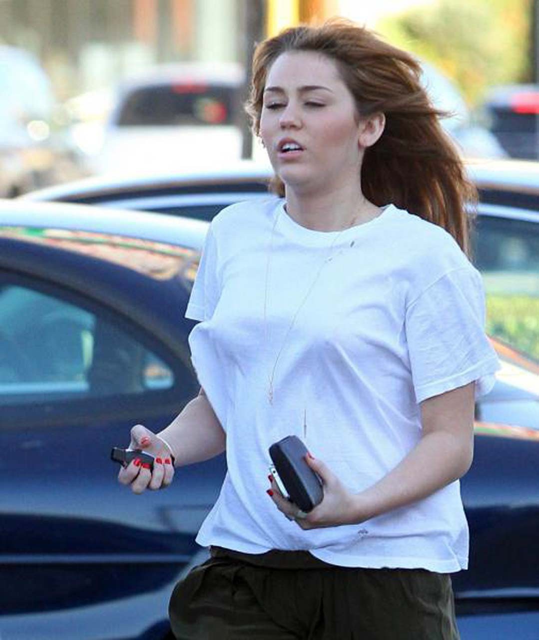 Miley Cyrus che mostra il suo culo sexy e capezzoli duri in vedere attraverso la camicia
 #75318695