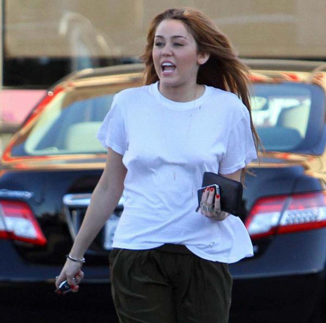 Miley Cyrus che mostra il suo culo sexy e capezzoli duri in vedere attraverso la camicia
 #75318723