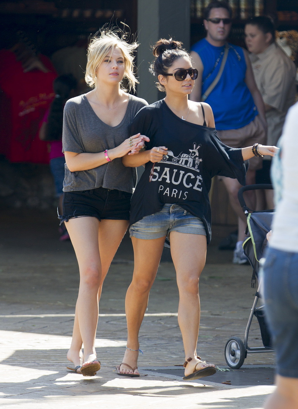 Vanessa hudgens en culotte courte au zoo de Busch Gardens.
 #75271812