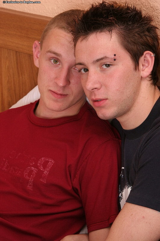 Deux jeunes gays fétichistes des pieds baisant sur le lit
 #76985116
