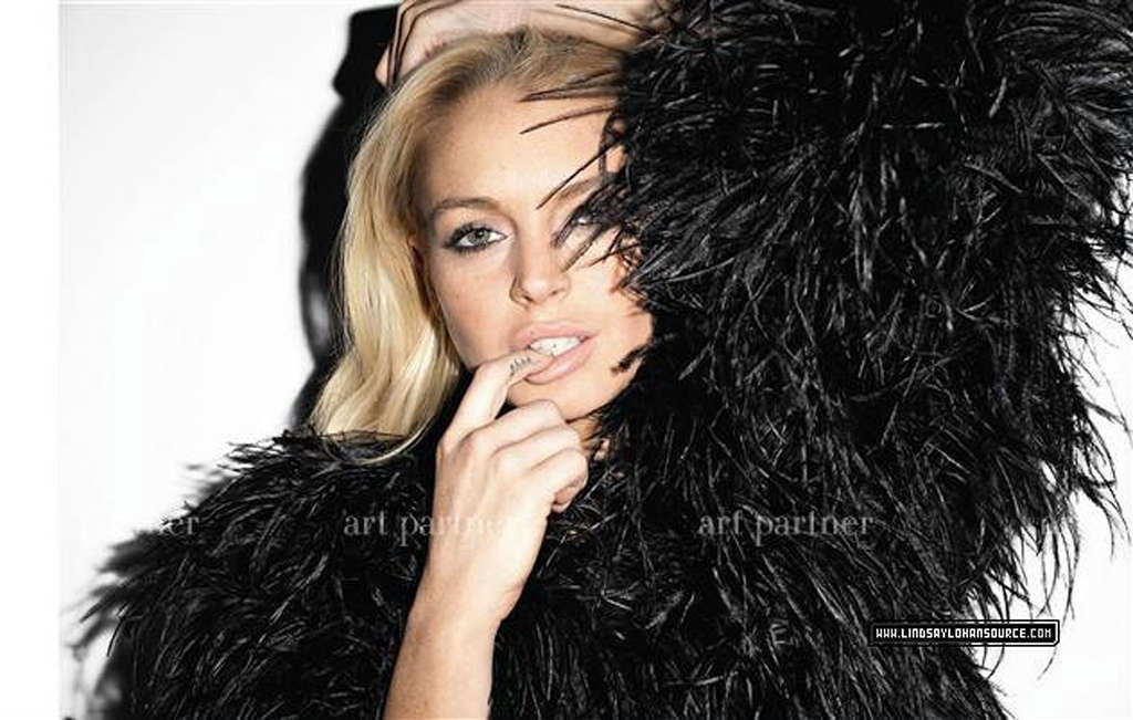 Lindsay Lohan che mostra il suo bel culo e molto leggy in photoshoot
 #75357619