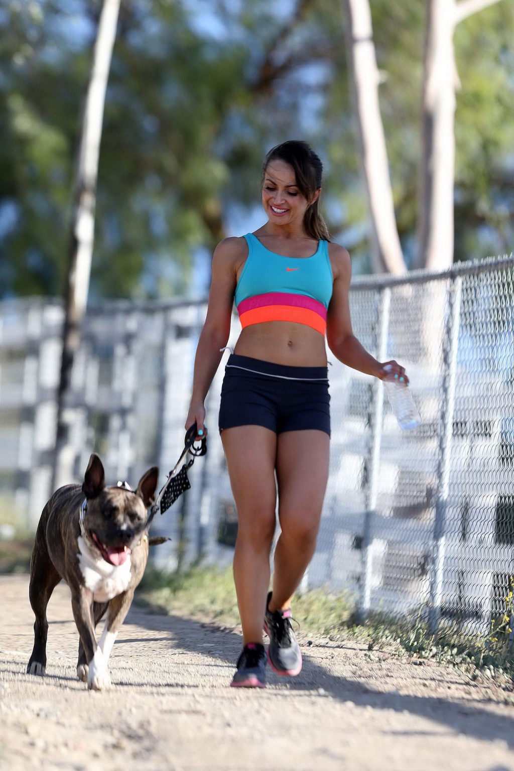 Karina smirnoff en brassière et short de sport en randonnée avec un chien dans un parc à la...
 #75196791