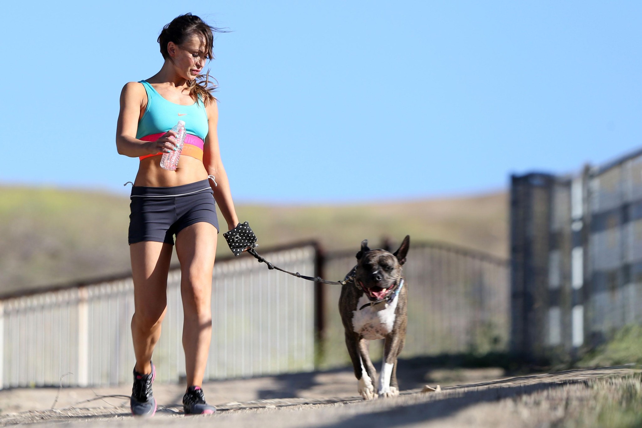 Karina smirnoff en sujetador deportivo y pantalón corto haciendo senderismo con un perro en el parque de la
 #75196808