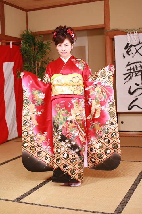 Mignonne geisha japonaise non dénudée en kimono complet
 #69896019