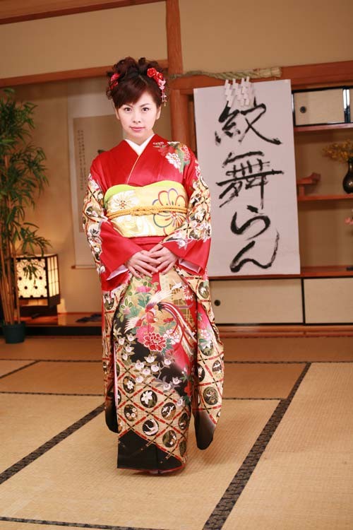 Mignonne geisha japonaise non dénudée en kimono complet
 #69896024