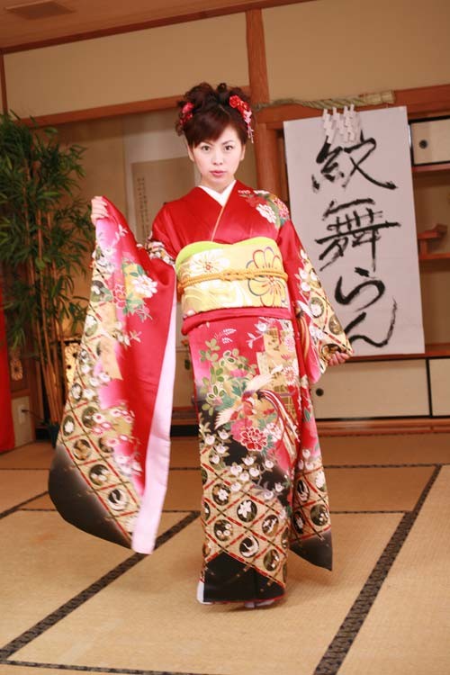 Mignonne geisha japonaise non dénudée en kimono complet
 #69896028