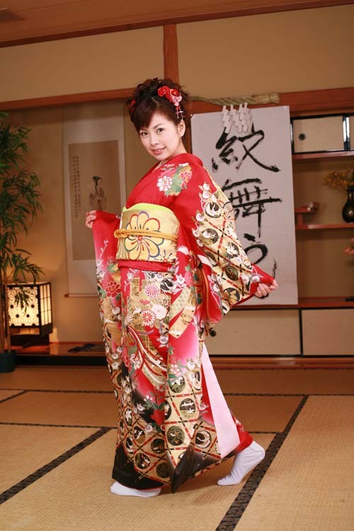 Mignonne geisha japonaise non dénudée en kimono complet
 #69896054