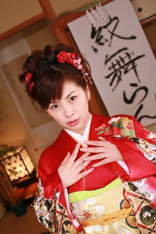 Mignonne geisha japonaise non dénudée en kimono complet
 #69896067